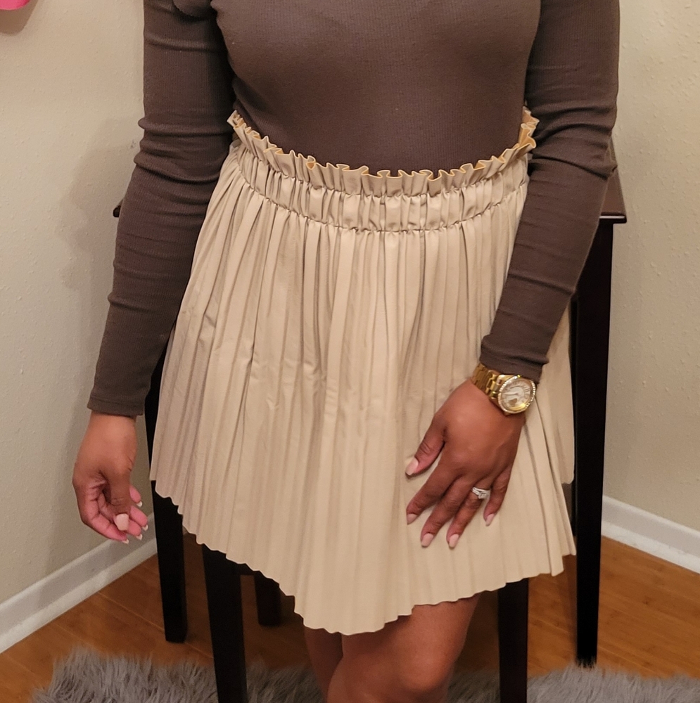 Beige pleated skirt